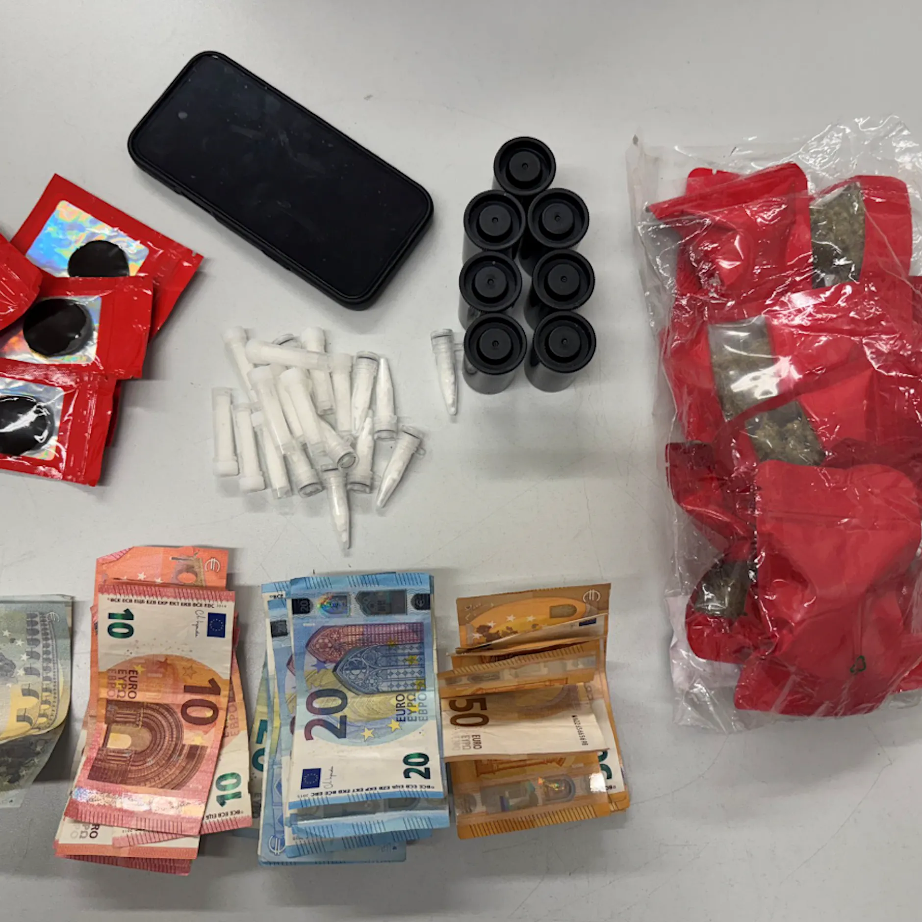 Ostern bei der Polizei: Bekiffter Fahrer, gefälschter Führerschein und Drogen im Auto