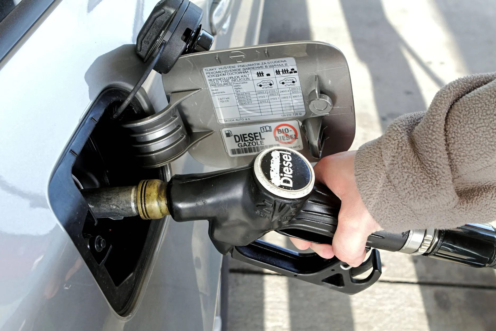 Diesel erreichte laut ADAC am Ostersonntag im bundesdeutschen Durchschnitt mit 2,440 Euro pro Liter erneut ein Allzeithoch Diesel. Zapfpistole für die Kraftstoffsorte Diesel am 10.04.2011 an einer HEM-Tankstelle in Leipzig.