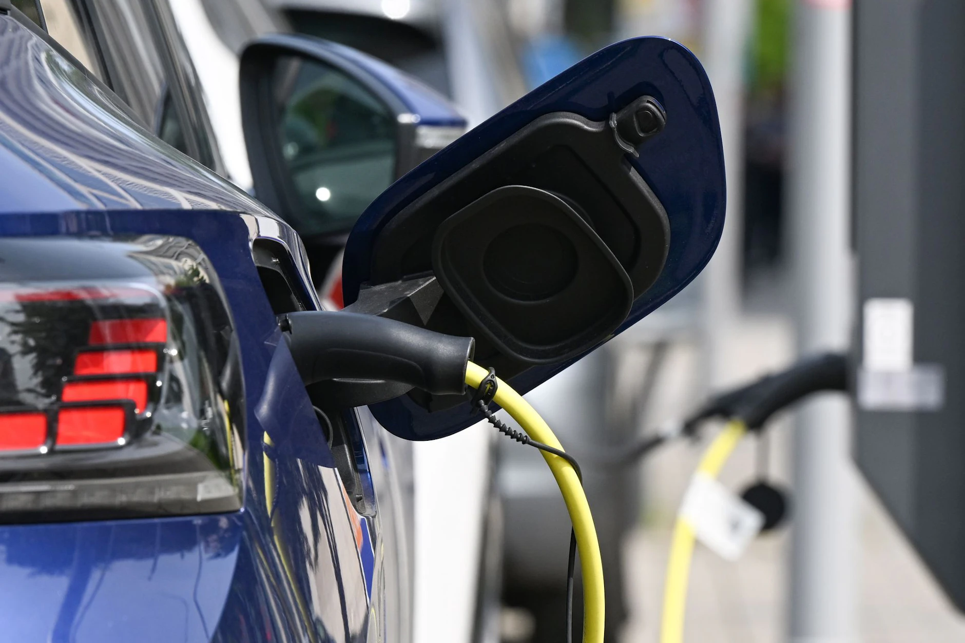 Ein Elektrofahrezug steht an einer Ladesäule.