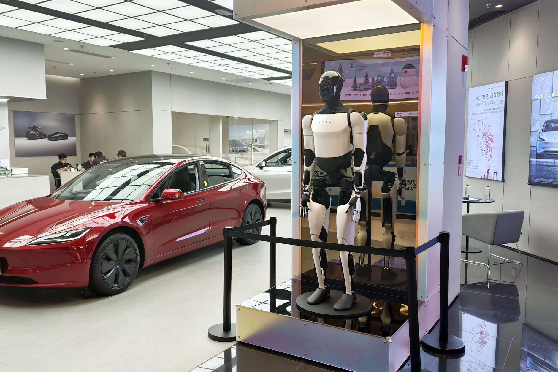 Neue Rollenverteilung: Der Tesla-Roboter Optimus präsentiert sich neben dem Erfolgsmodell Model Y.