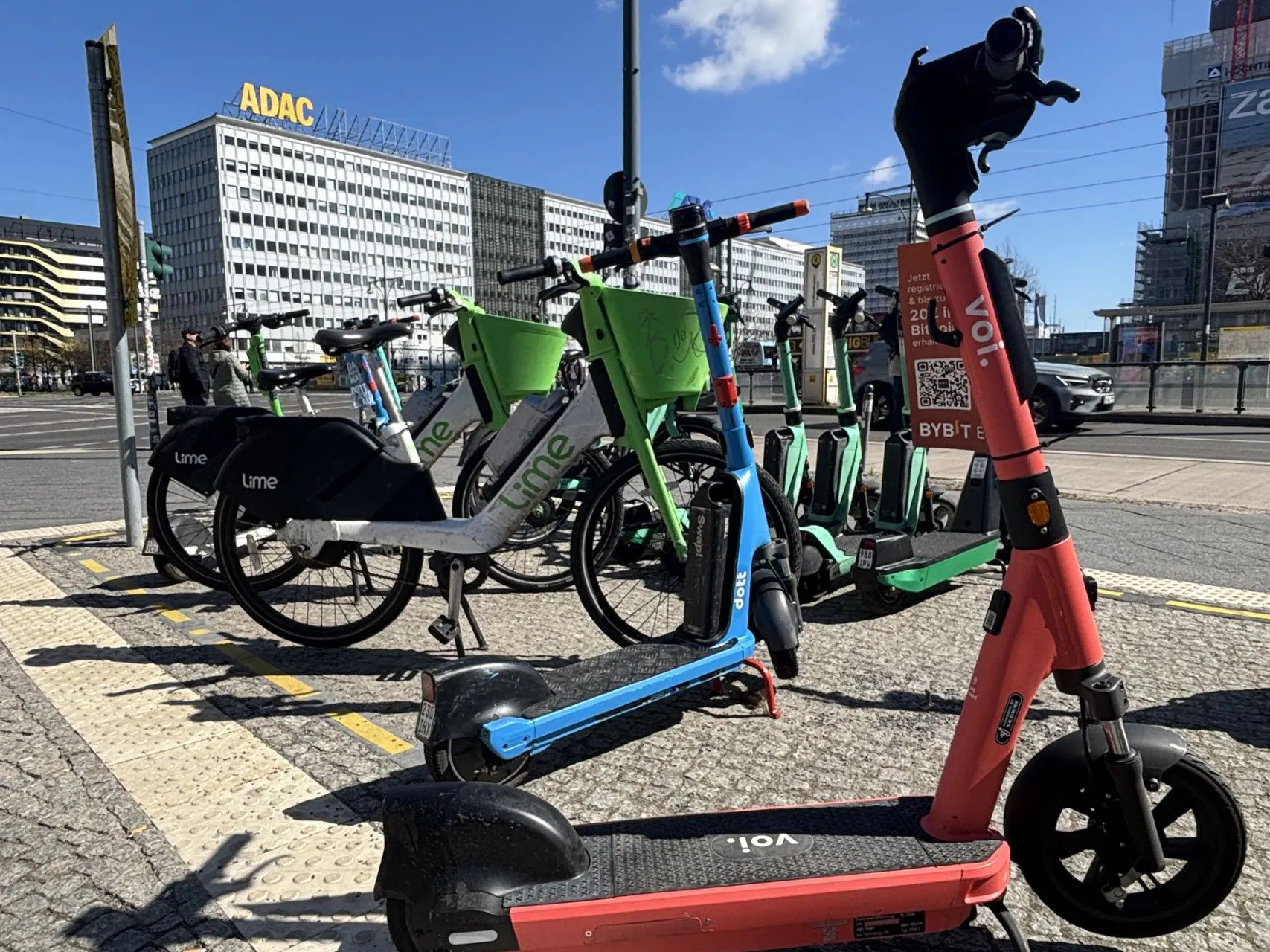 So ist es richtig: Ordnungsgemäß innerhalb der Markierung abgestellt, warten E-Scooter und andere Fahrzeuge an dieser Mietstation in der Karl-Liebknecht-Straße in Mitte auf Kunden.
