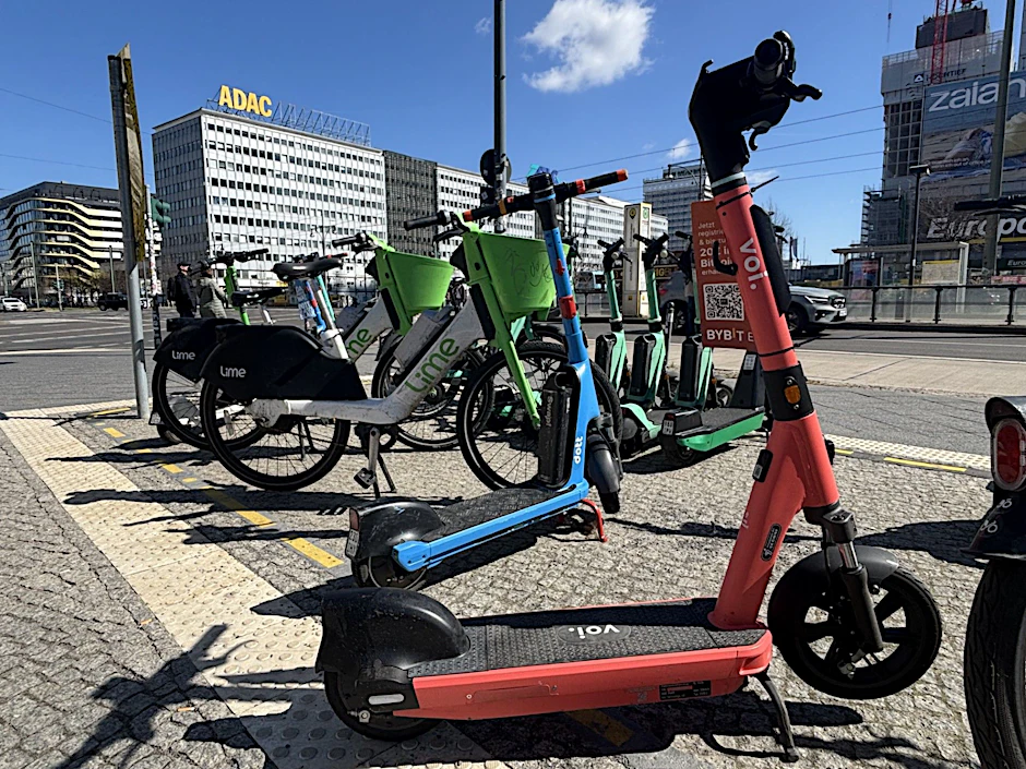 So ist es richtig: Ordnungsgemäß innerhalb der Markierung abgestellt, warten E-Scooter und andere Fahrzeuge an dieser Mietstation in der Karl-Liebknecht-Straße in Mitte auf Kunden.