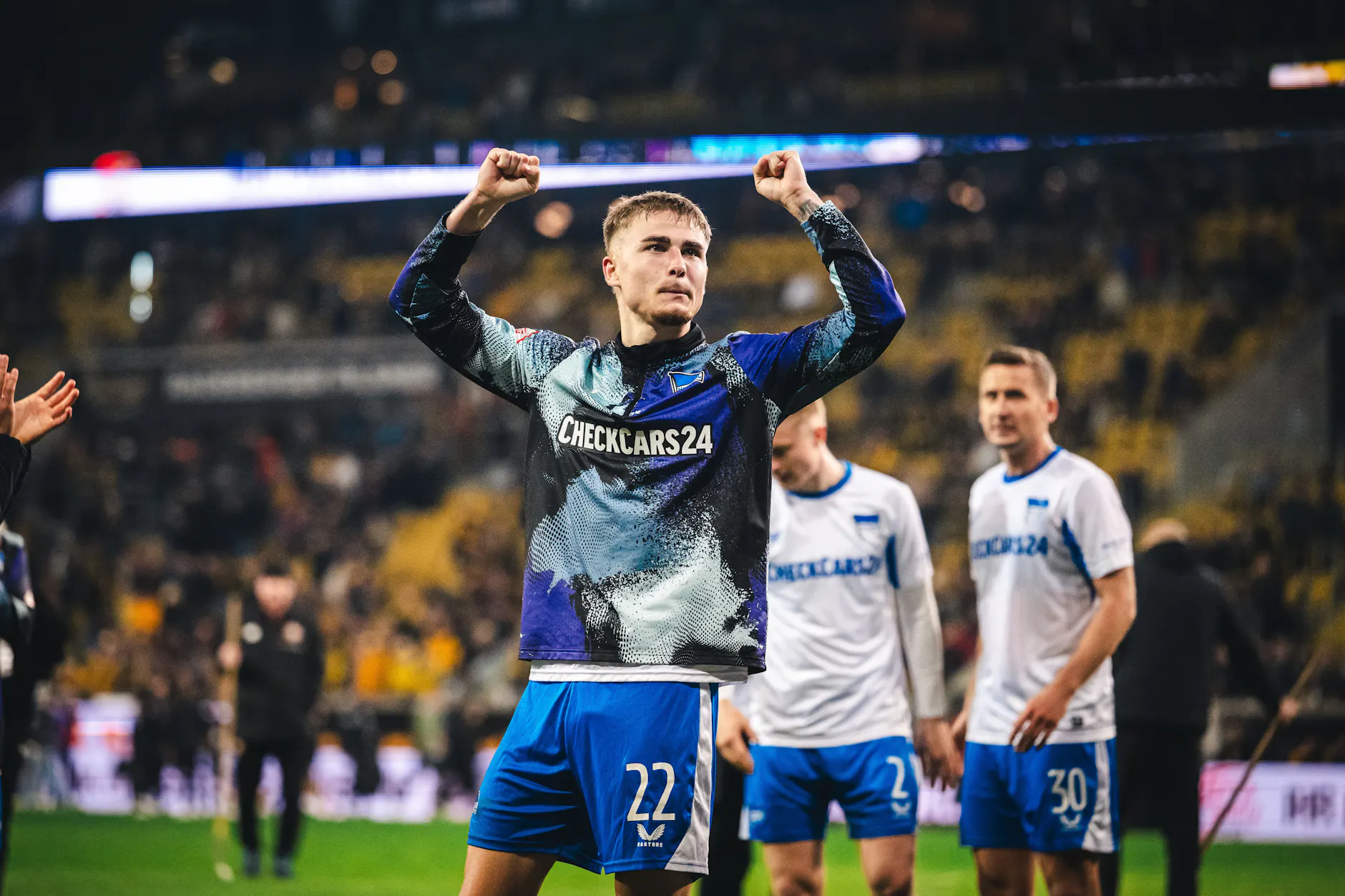 Marten Winkler lässt nach seinem Tor in Dresden vor den Hertha-Fans die Muskeln spielen.