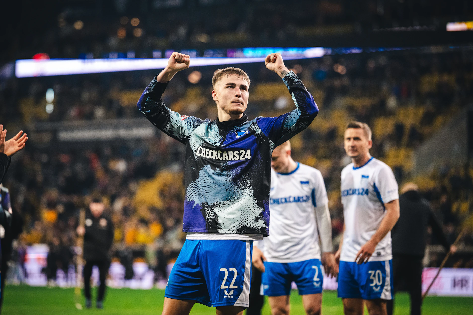Marten Winkler lässt nach seinem Tor in Dresden vor den Hertha-Fans die Muskeln spielen. 