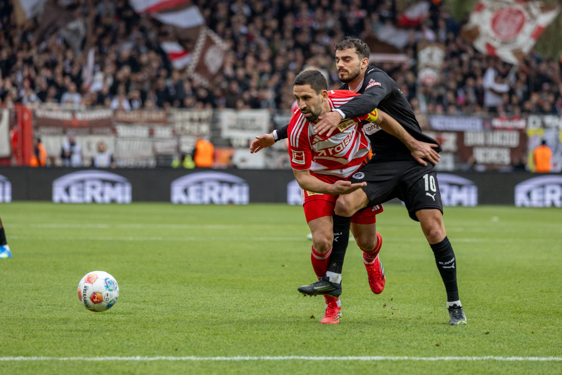 Sieht nach Ringen aus, ist aber Union-Fußball: Vize-Kapitän Rani Khedira zeigt gegen St. Pauli, worauf es in Köpenick ankommt.
