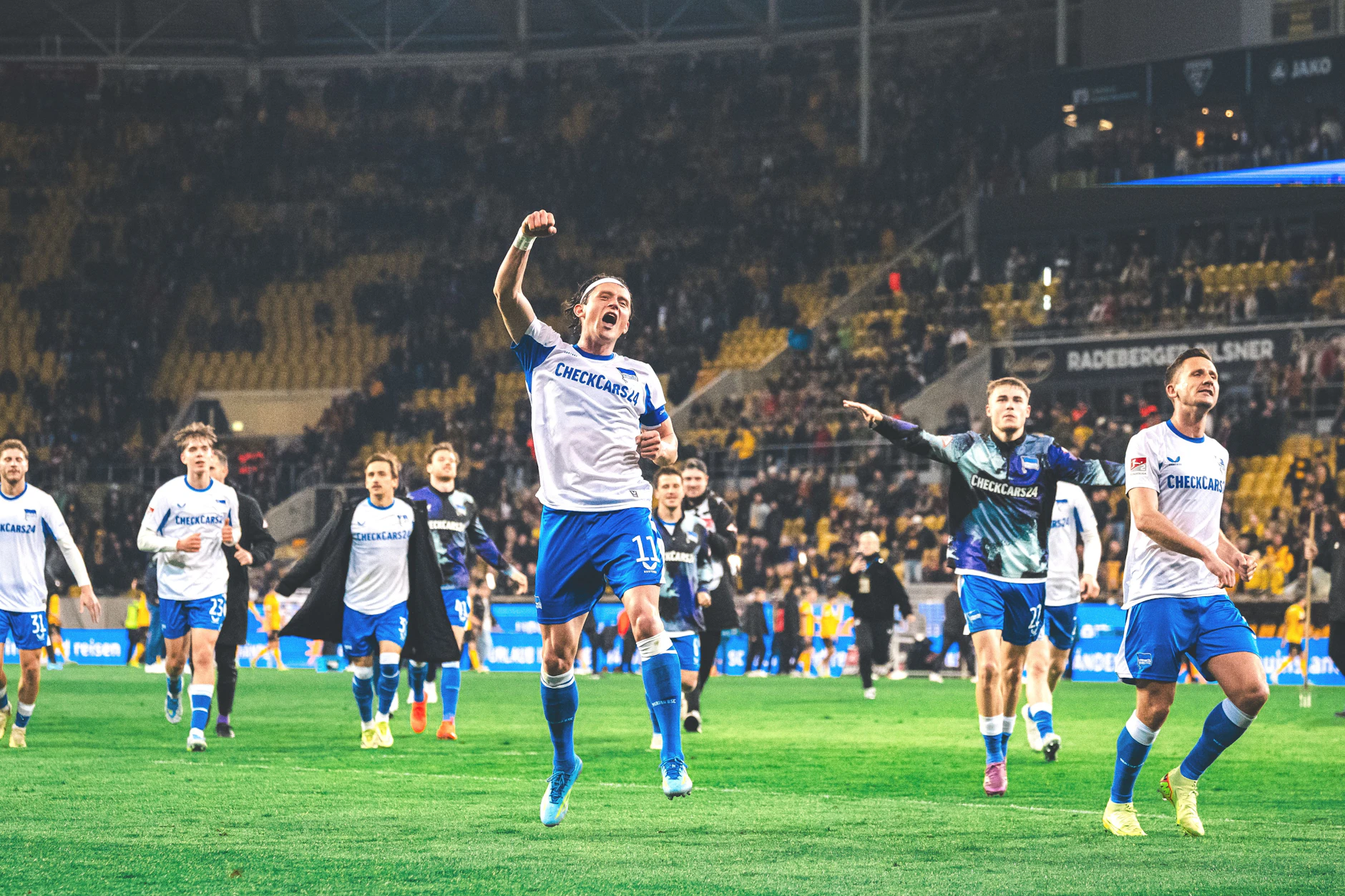 Nach dem Drama beim Skandal-Spiel in Dresden lassen die Profis von Hertha BSC ihren Emotionen freien Lauf. 