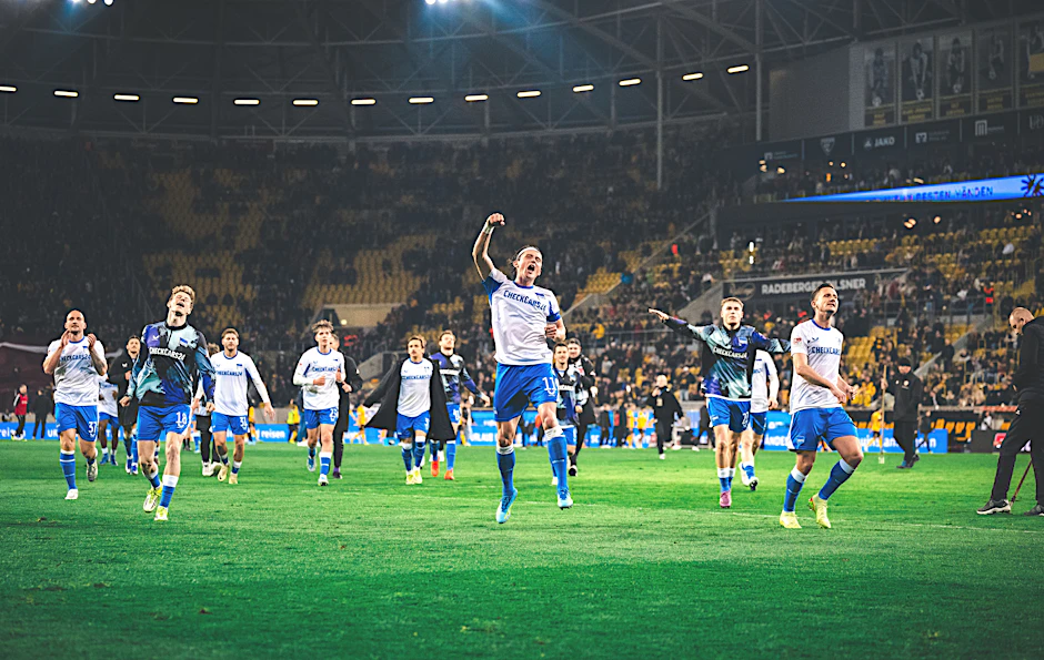Nach dem Drama beim Skandal-Spiel in Dresden lassen die Profis von Hertha BSC ihren Emotionen freien Lauf. 
