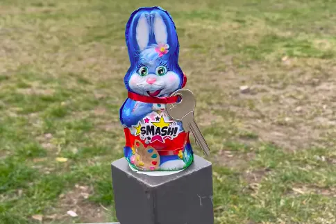 Aktivisten verteilten Osterhasen mit Schlüsseln für die Tore des Görlitzer Parks.