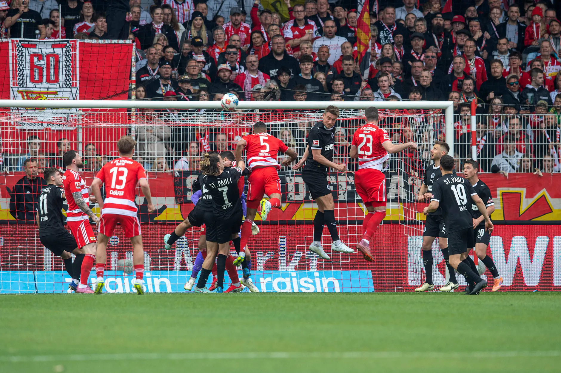Hoch, höher, Ilic (Nr. 23): Der Serbe schraubt sich im Strafraum hoch und trifft per Kopf nach einer Ecke für Union Berlin gegen den FC St. Pauli.
