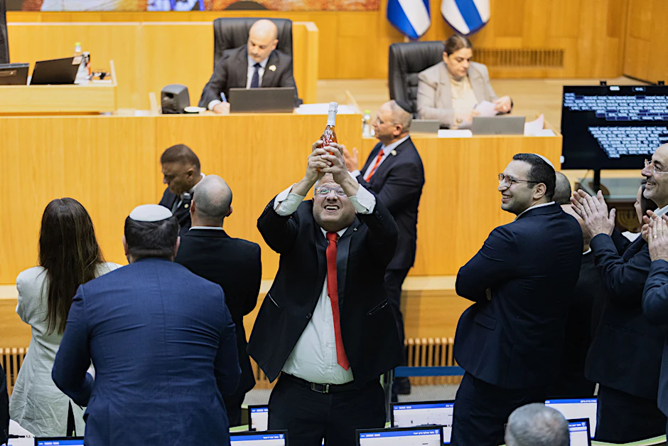 Polizeiminister Itamar Ben-Gvir feiert, nachdem das israelische Parlament das Gesetz zur Todesstrafe gebilligt hat.