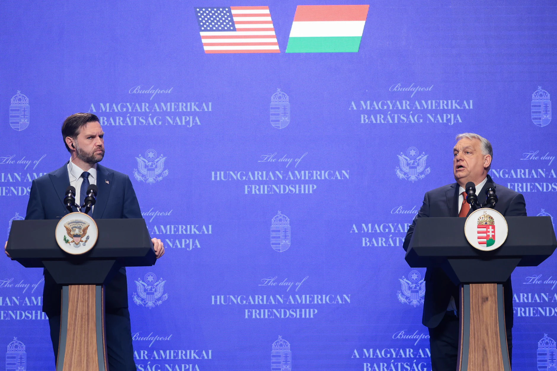 Der ungarische Ministerpräsident Viktor Orbán und der US-Vizepräsident JD Vance geben eine gemeinsame Pressekonferenz in Budapest.