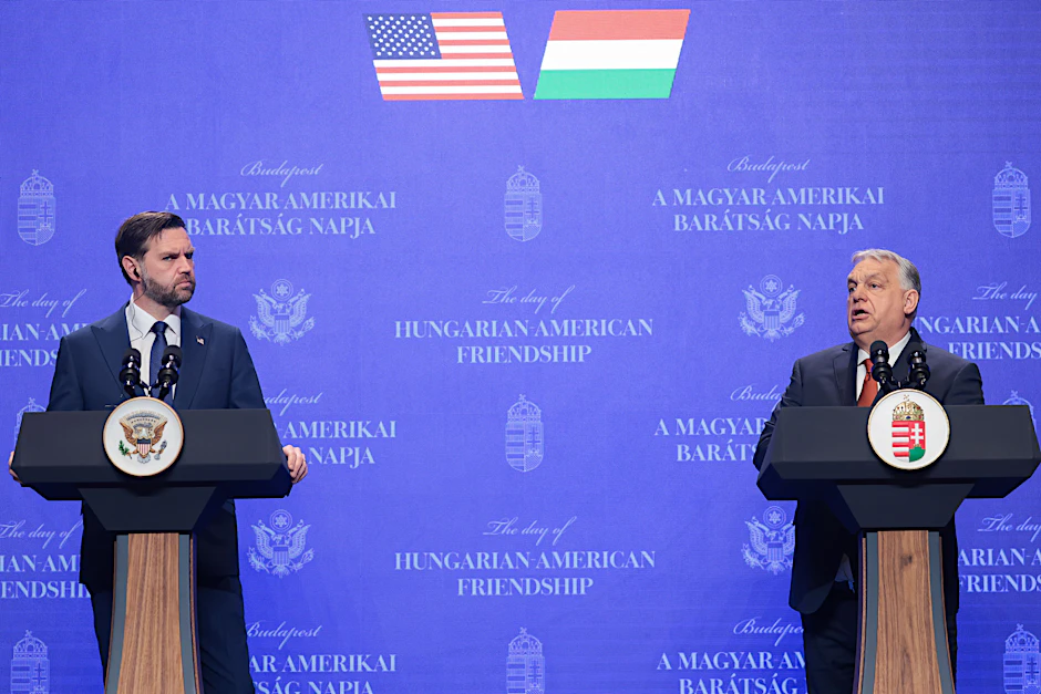 Der ungarische Ministerpräsident Viktor Orbán und der US-Vizepräsident JD Vance geben eine gemeinsame Pressekonferenz in Budapest.