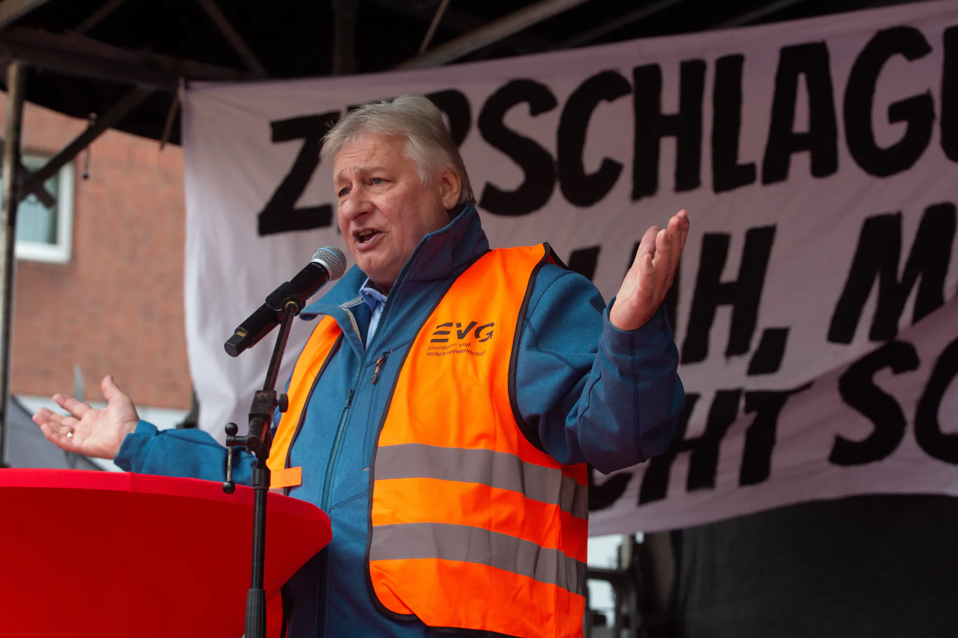 Auch Martin Burkert macht sich für ein günstigeres Deutschlandticket stark.