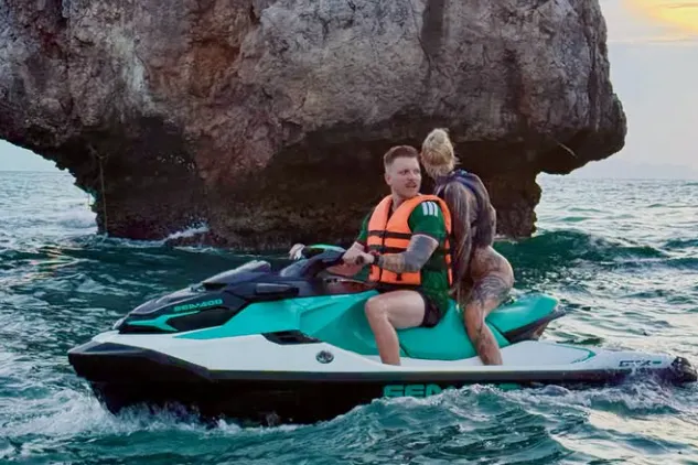 Rapper Finch befindet sich aktuell mit einer blonden Begleitung im Thailand-Urlaub.