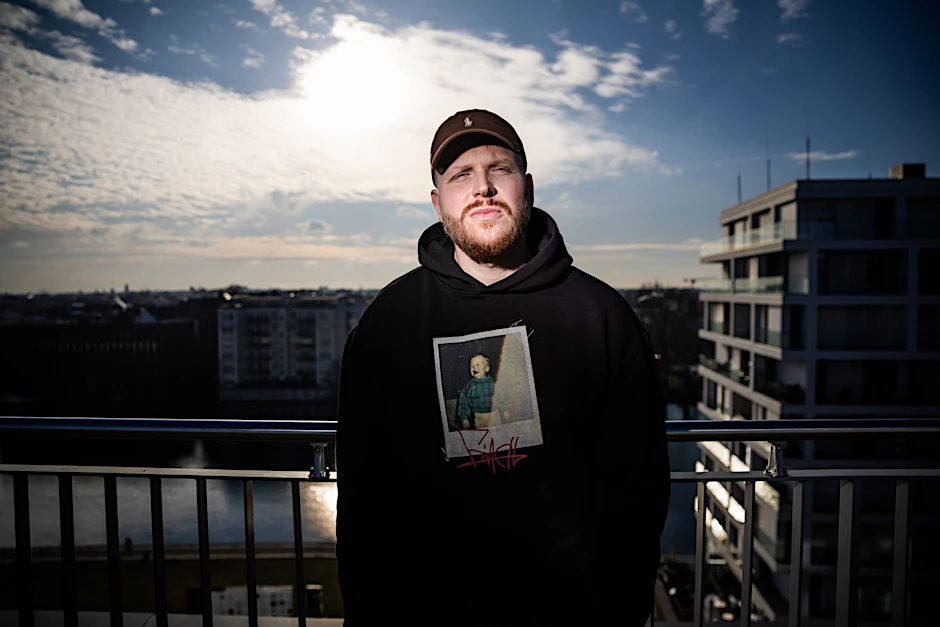 Wuchs in Frankfurt (Oder) auf und lebt seit 2013 in Berlin: Finch.