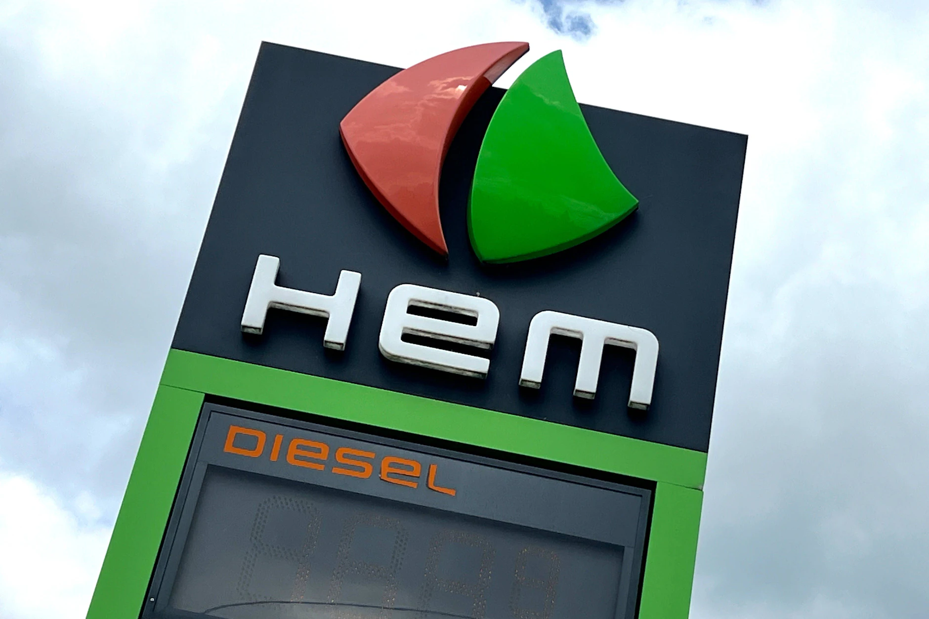 An der Hem-Tankstelle in Schönefeld kurz vor der Stadtgrenze von Berlin gab es am Montag zeitweise kein Benzin mehr. E5 und E10 waren ausverkauft.