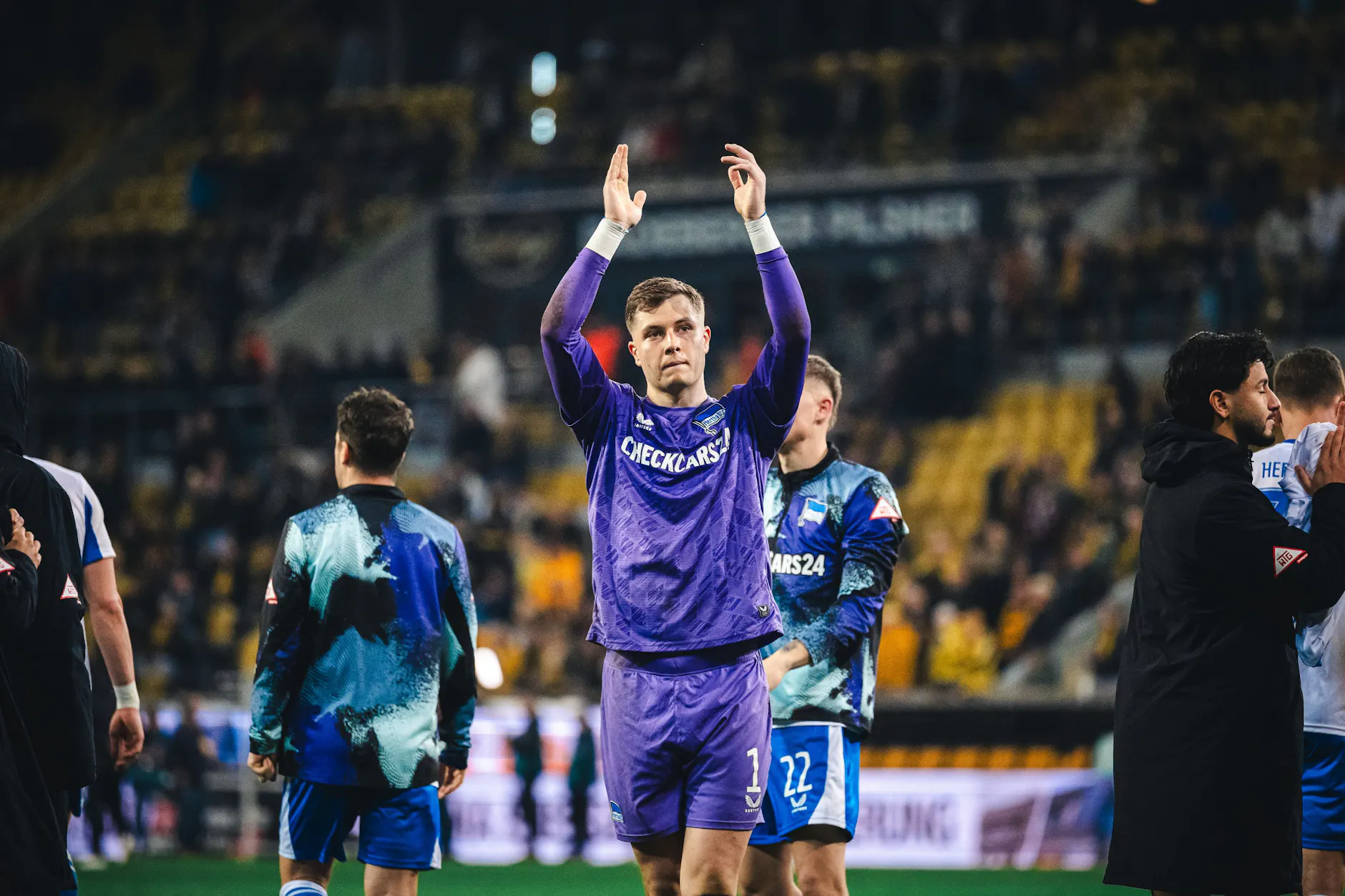 Tjark Ernst wurde mit seinem gehaltenen Elfmeter im Spiel bei Dynamo Dresden zum gefeierten Helden im Trikot von Hertha BSC.