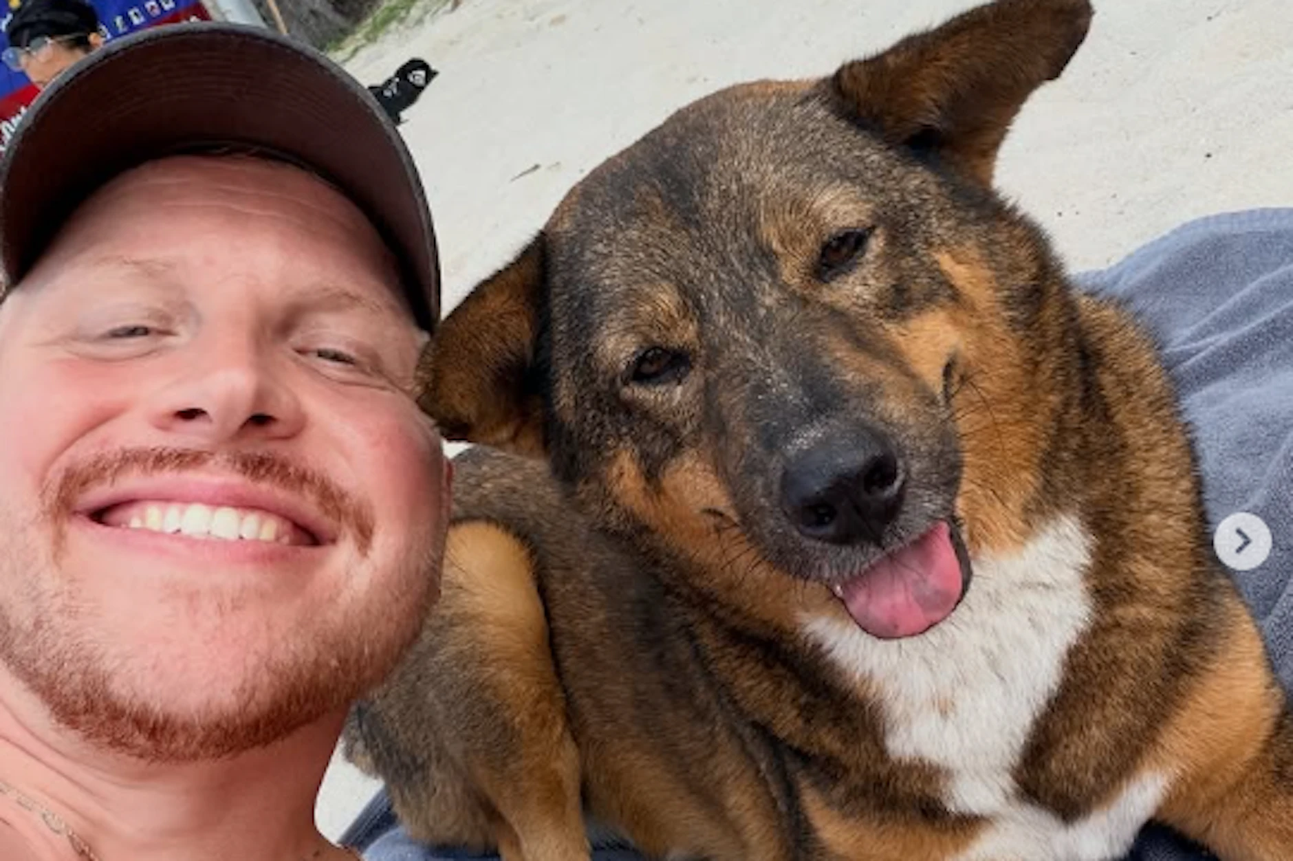 Seine Auszeit im Ausland genießt der Rapper, kümmert sich auch um die Straßenhunde in Thailand.