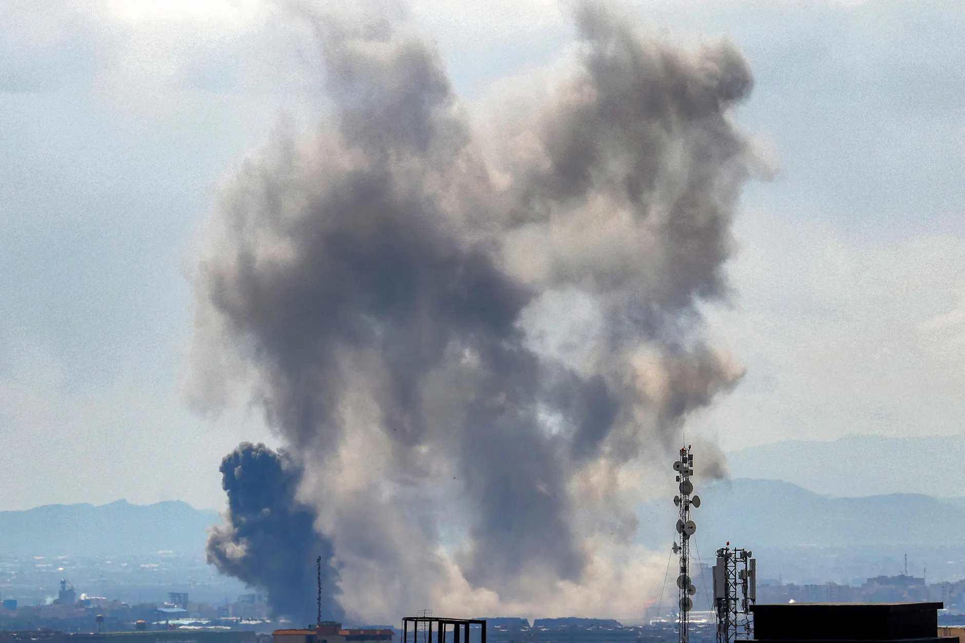 Nach Luftangriffen auf Teheran am 7. April 2026 steigt Rauch auf.
