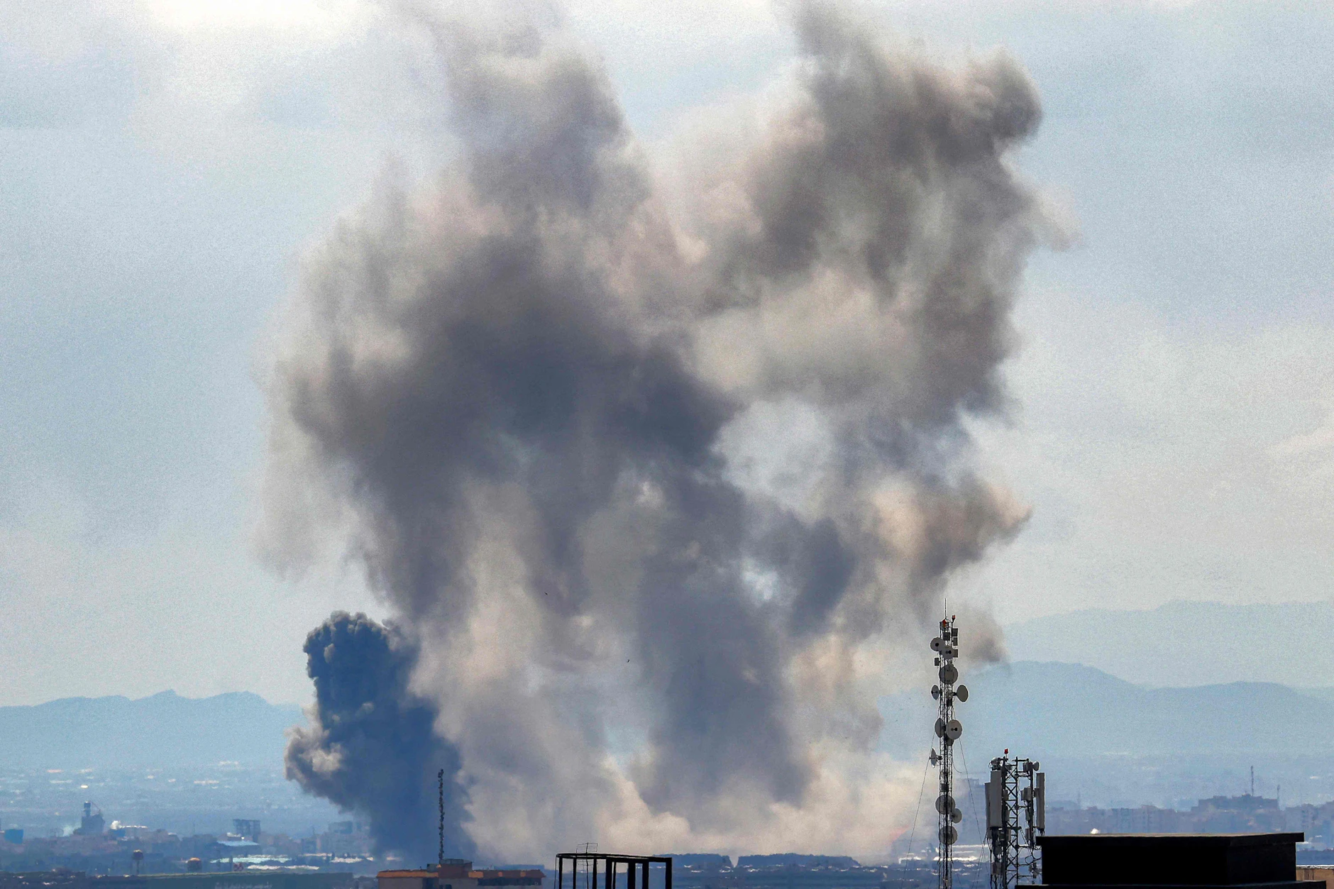 Nach Luftangriffen auf Teheran am 7. April 2026 steigt Rauch auf.