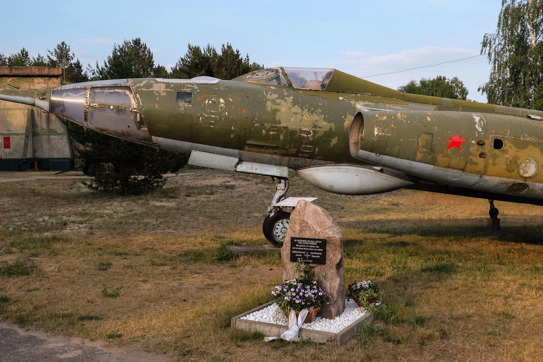 Jak-28R mit Gedenkstein für die Piloten im Luftfahrtmuseum Finowfurt.