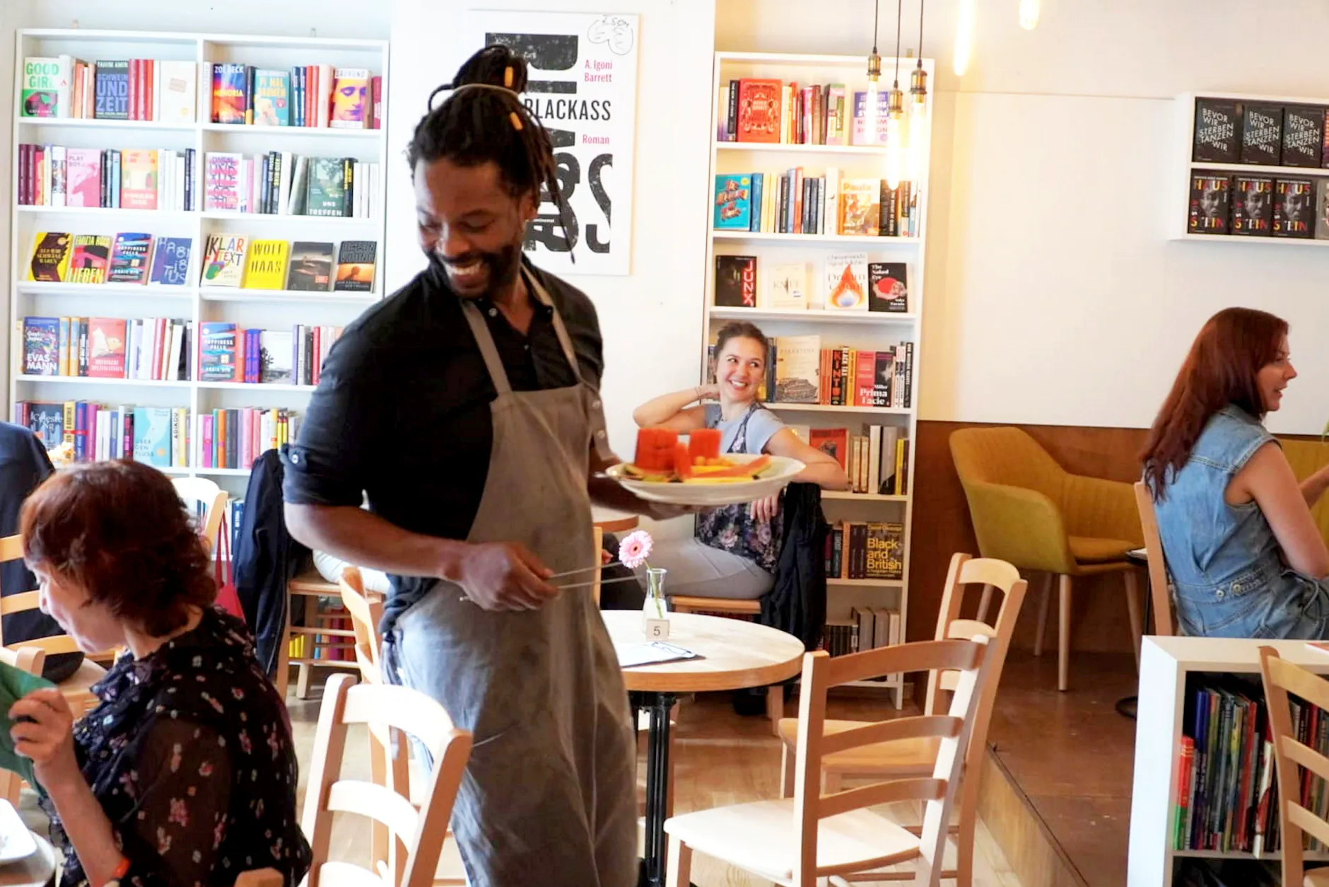 Tellerkunst vor Bücherregalen: Im One More Chapter trifft Genuss auf literarische Atmosphäre.