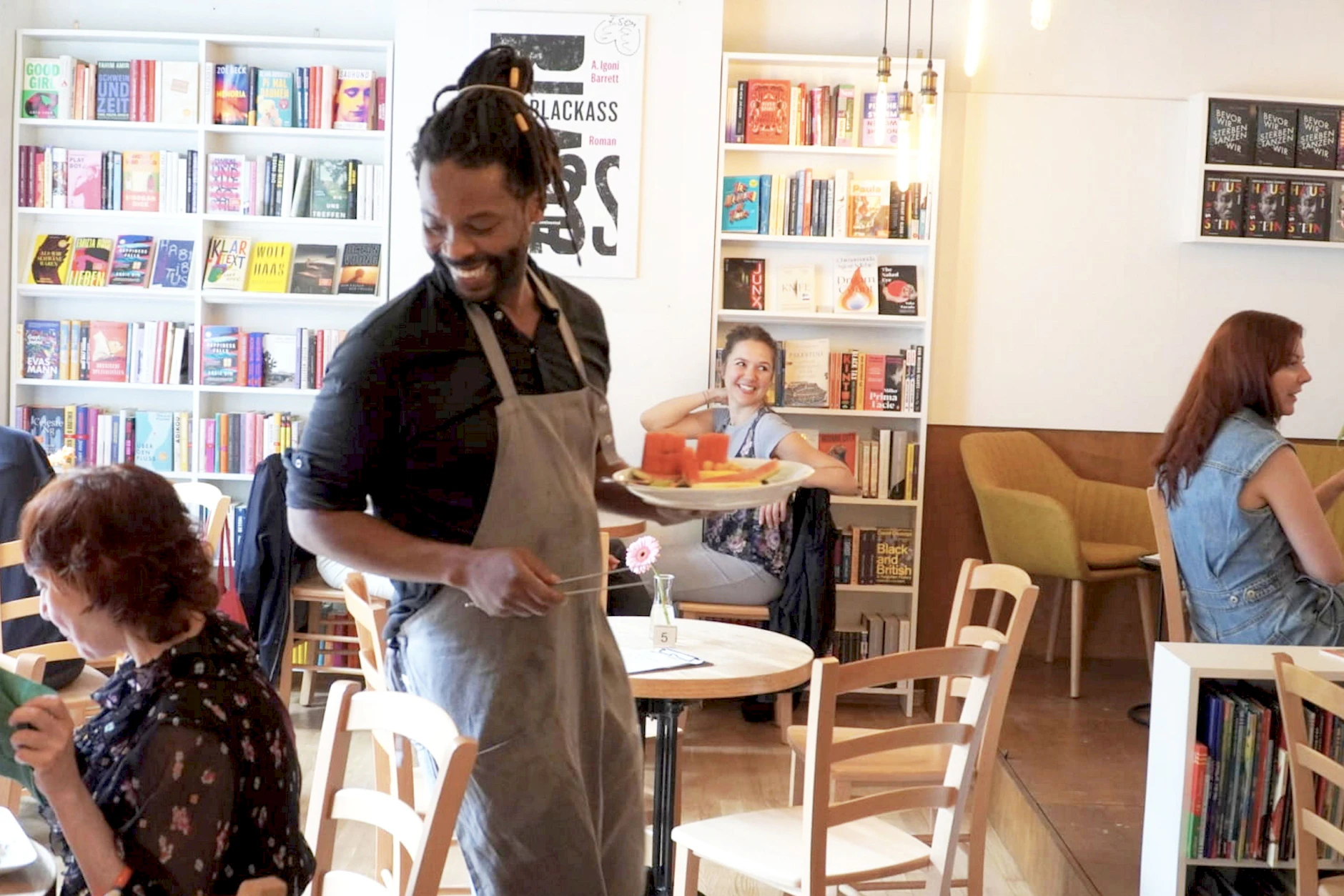 Tellerkunst vor Bücherregalen: Im One More Chapter trifft Genuss auf literarische Atmosphäre.