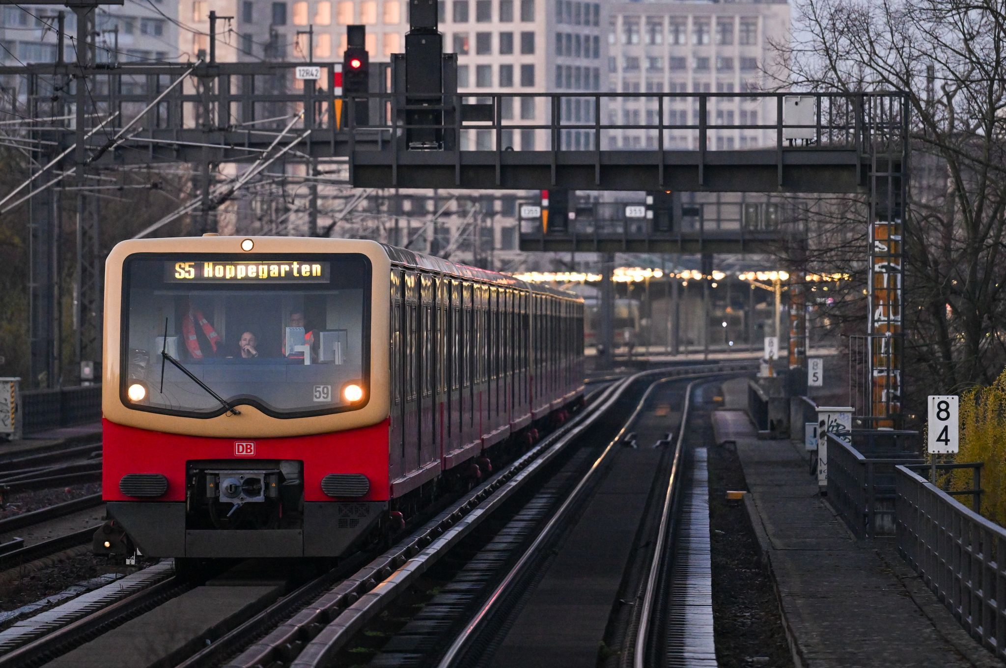 Image - Zwölf Männer belästigen Frauen in S-Bahn: Couragierter Helfer erleidet Gesichtsfraktur