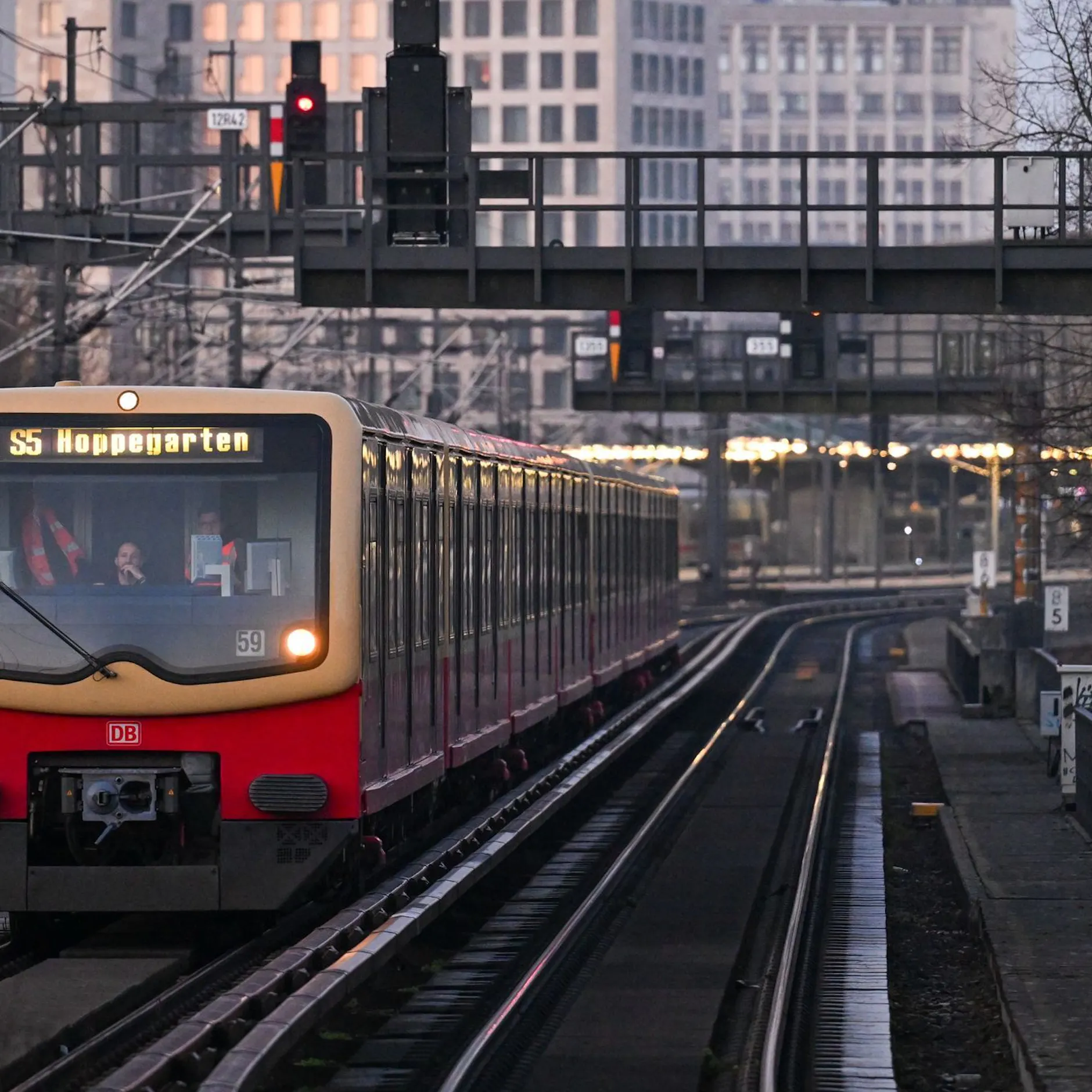 Image - Zwölf Männer belästigen Frauen in S-Bahn: Couragierter Helfer erleidet Gesichtsfraktur