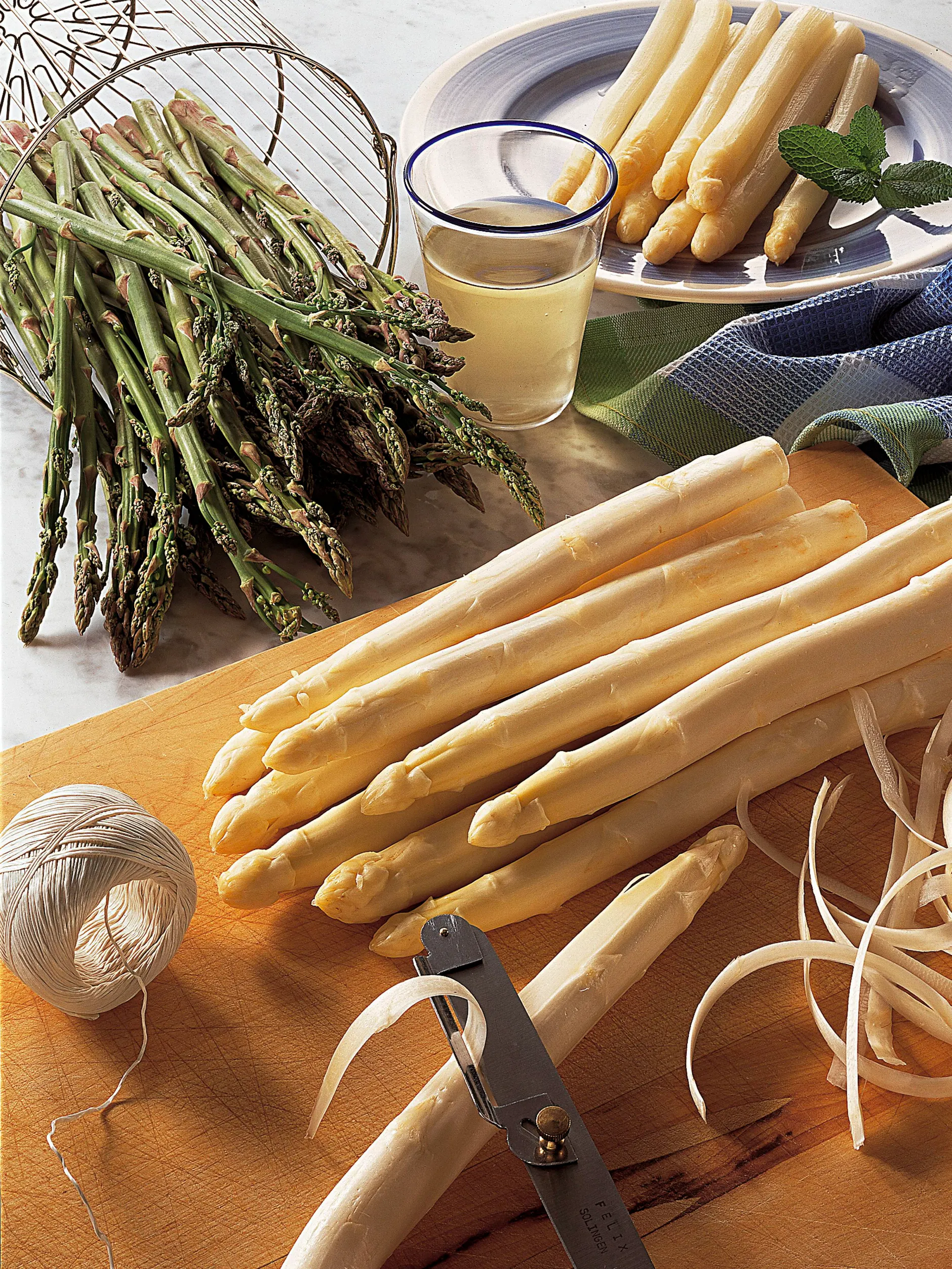 Zum perfekten Frühlingsrezept gehört Spargel – ganz egal, ob er weiß oder grün ist.