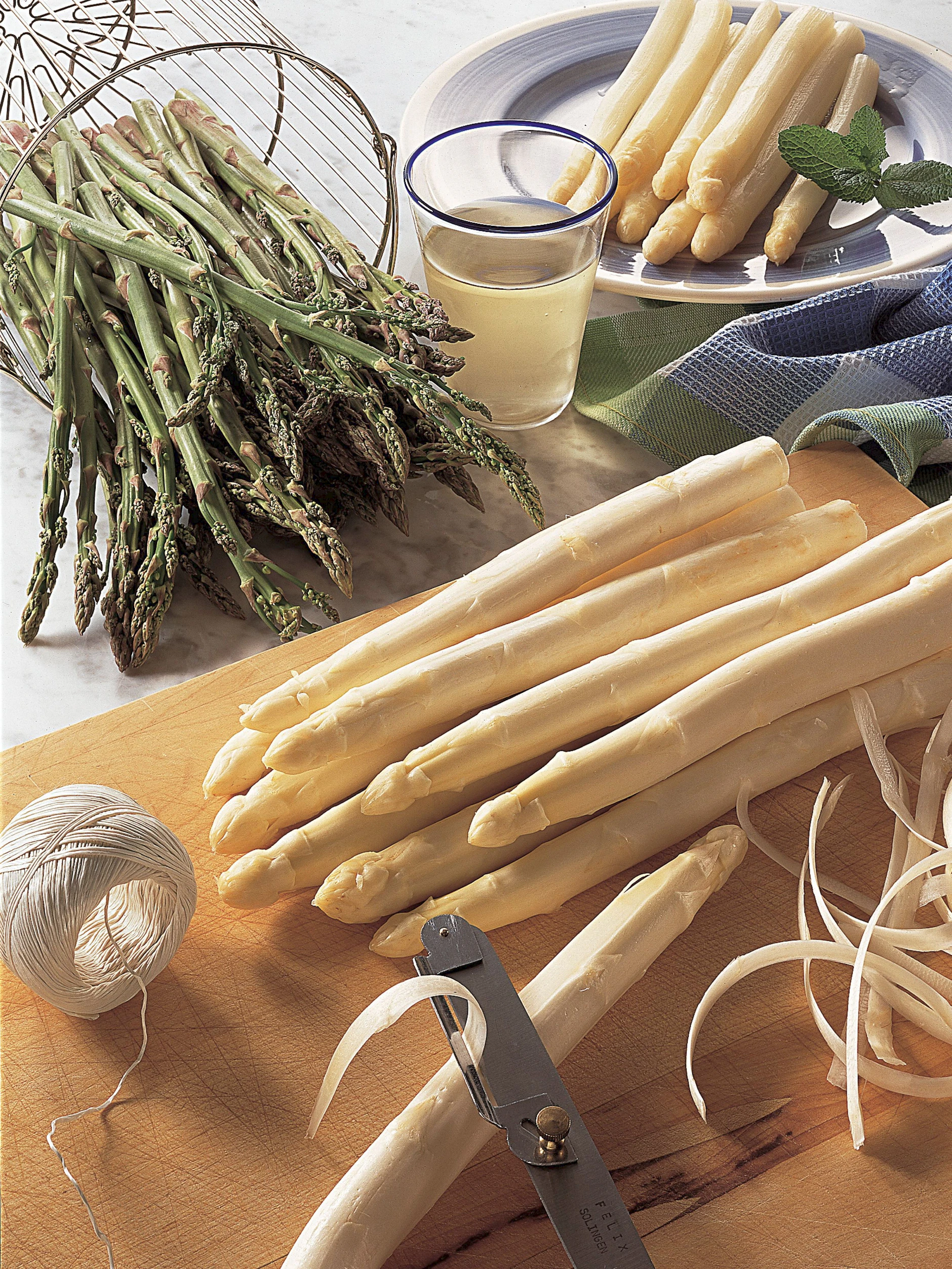 Zum perfekten Frühlingsrezept gehört Spargel – ganz egal, ob er weiß oder grün ist.