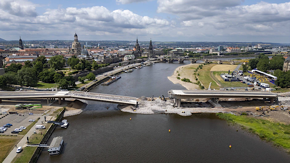 Nachdem Teile der Carolabrücke eingestürzt waren, mussten auch die verbliebenen Brückenzüge abgerissen werden. Doch der Neubau lässt noch lange auf sich warten.