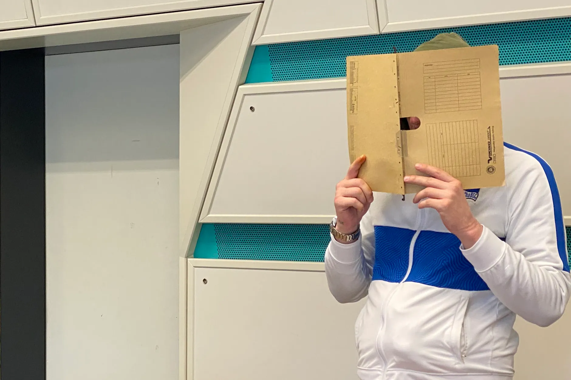 Er soll eine ihm fremde Frau mit einem Hammer niedergeschlagen haben.