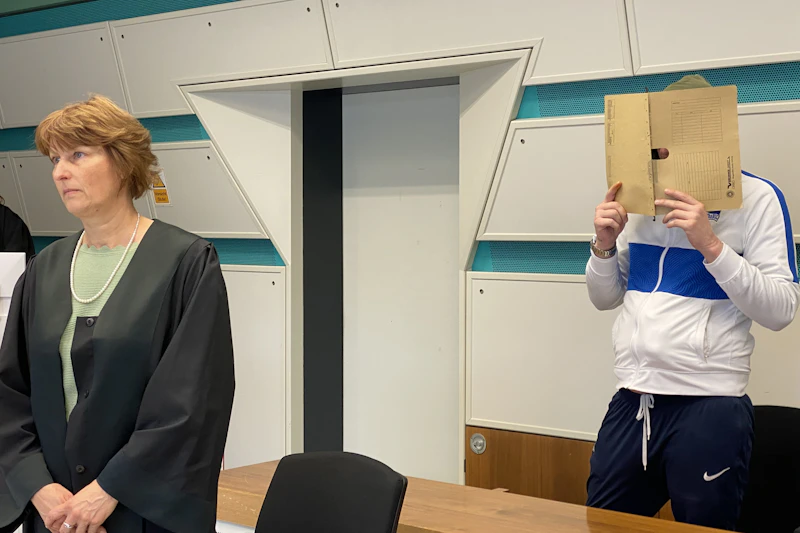 Hammer-Attacke auf wildfremde Frau: „Er hat ihr ohne Grund ins Gesicht geschlagen“