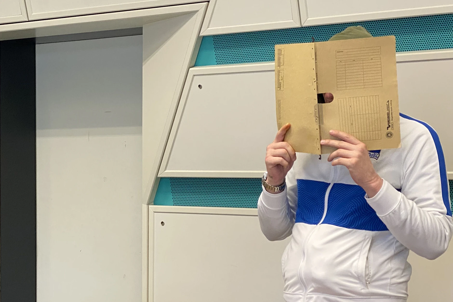 Er soll eine ihm fremde Frau mit einem Hammer niedergeschlagen haben.