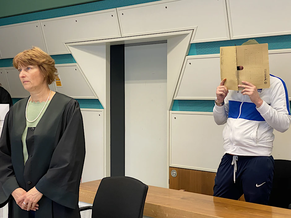 Er soll eine ihm fremde Frau mit einem Hammer niedergeschlagen haben.