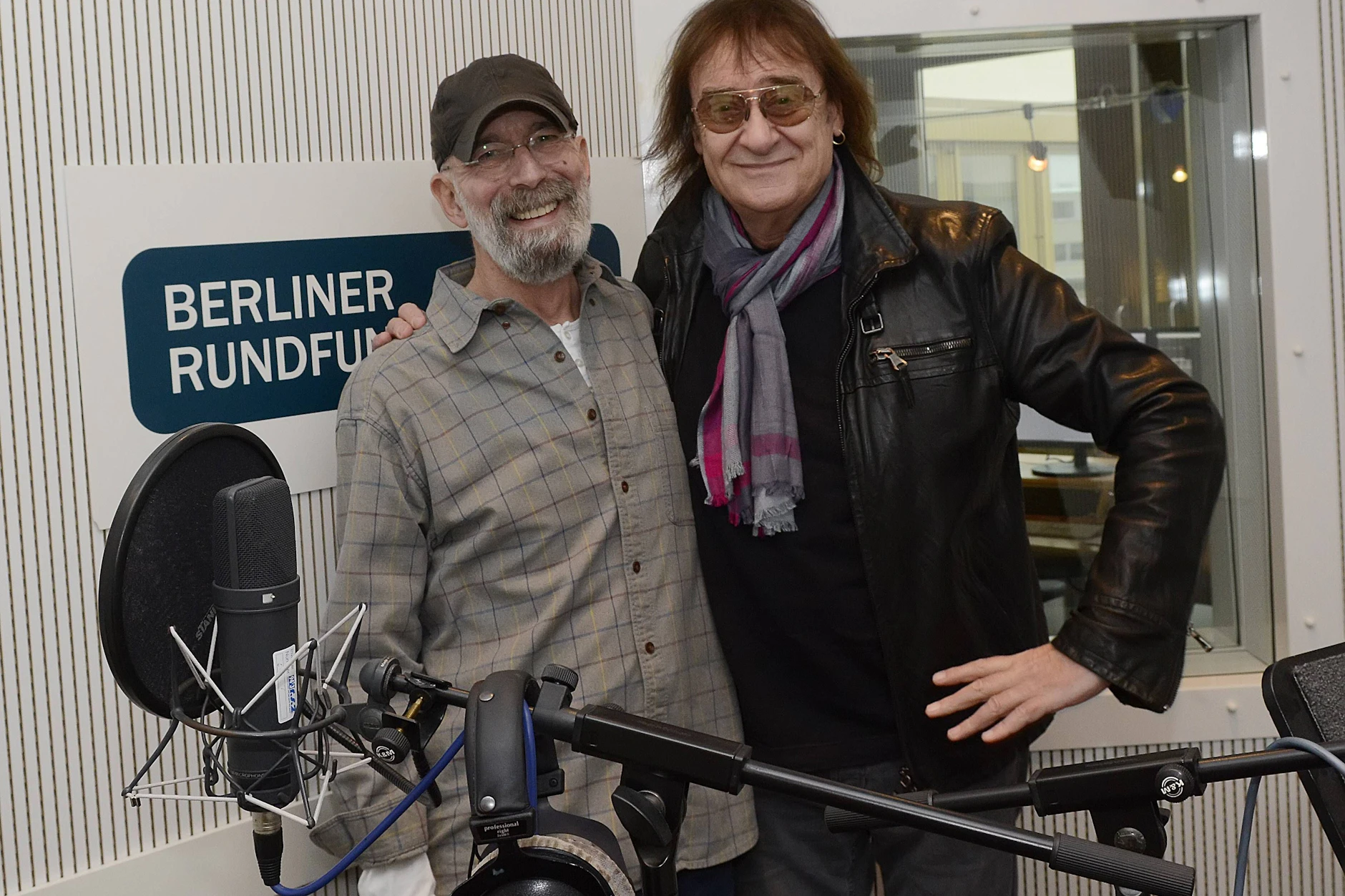 Der „alte Ami“ Rik de Lisle (l.) und der ehemalige Pudys-Frontmann Dieter „Maschine“ Birr im Studio des Berliner Rundfunks (Januar 2017).