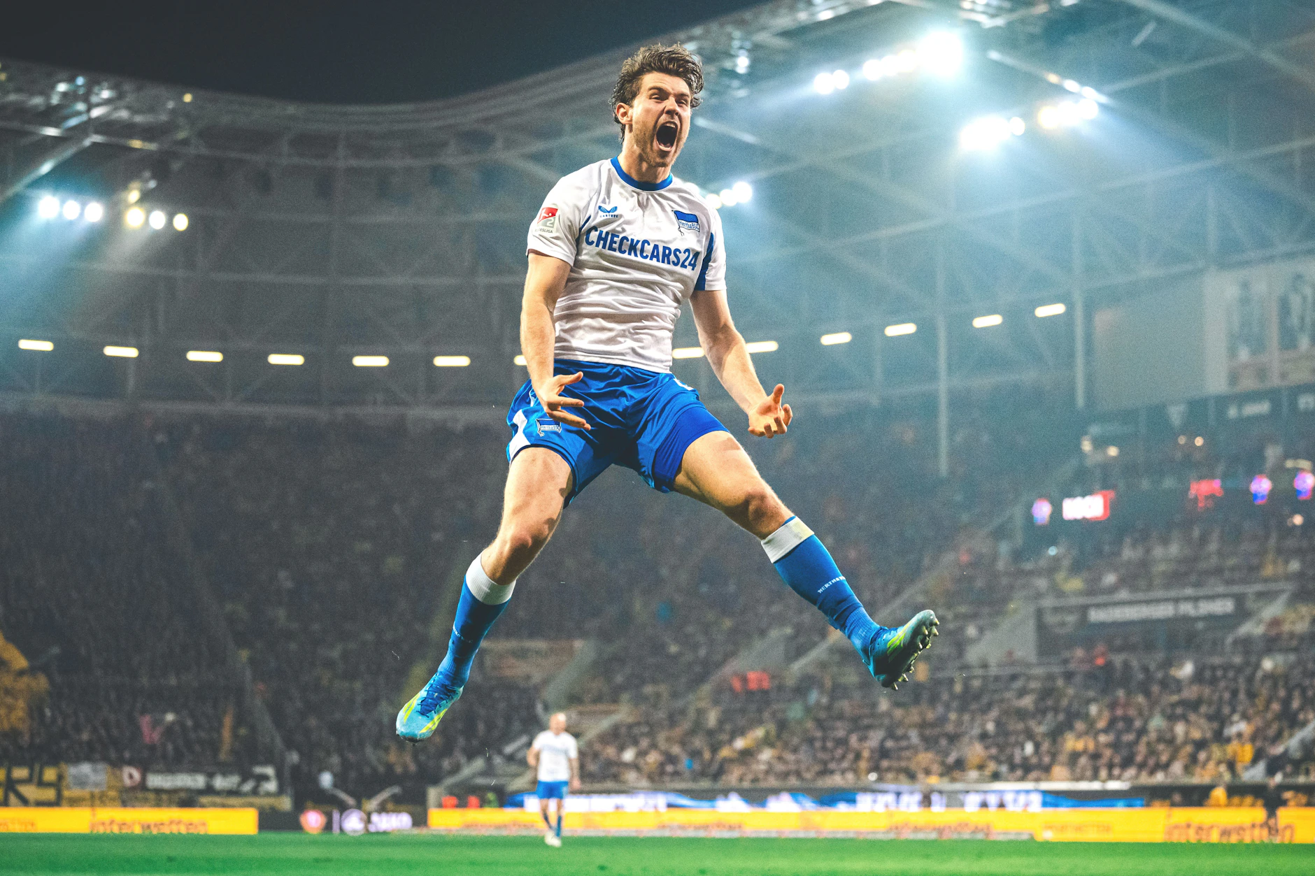 Linus Gechter von Hertha BSC feiert Herthas Siegtor bei Dynamo Dresden.