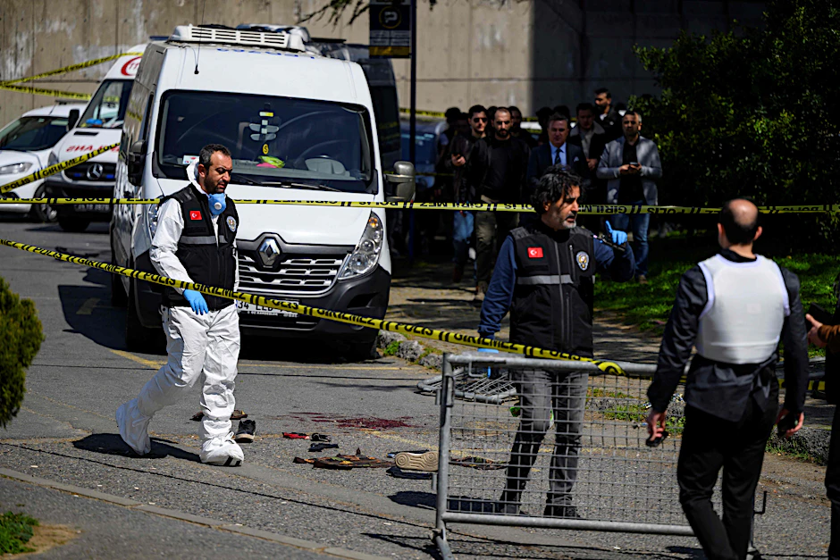 Schwer bewaffnete Einsatzkräfte stehen in der Nähe des israelischen Konsulats in Istanbul.
