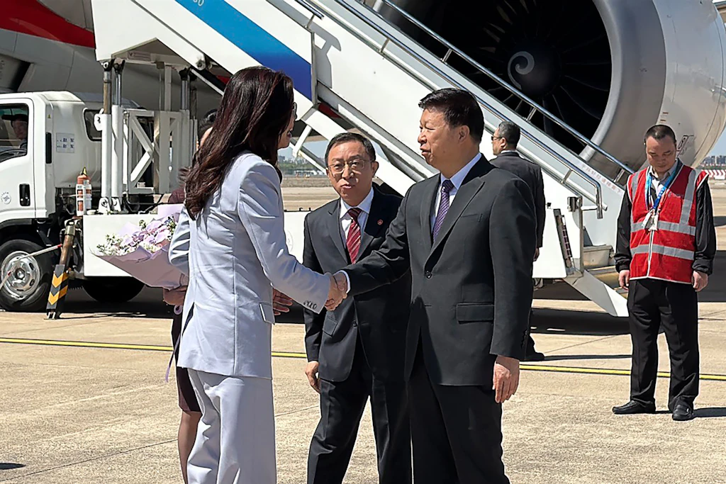 Cheng Li-wun (links), Vorsitzende der Kuomintang, begrüßt Song Tao, Leiter der chinesischen Taiwan-Behörde, bei ihrer Ankunft am Flughafen Shanghai Hongqiao.