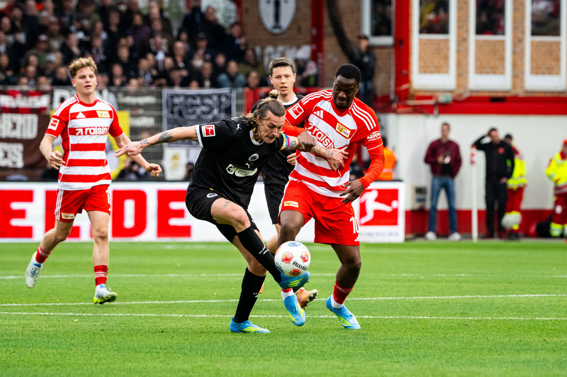 Auch wenn Sturmkollege Andrej Ilic das wichtige Tor gegen den FC St. Pauli erzielt hat, bleibt Ilyas Ansah (r.) mit fünf Treffern der erfolgreichste Torschütze des 1. FC Union Berlin in dieser Saison.