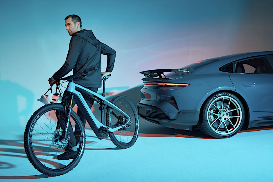 Obwohl Porsche zunehmend wieder auf Verbrennungsmotoren setzt, stellen die Stuttgarter ihre Bikes noch mit E-Motor her.