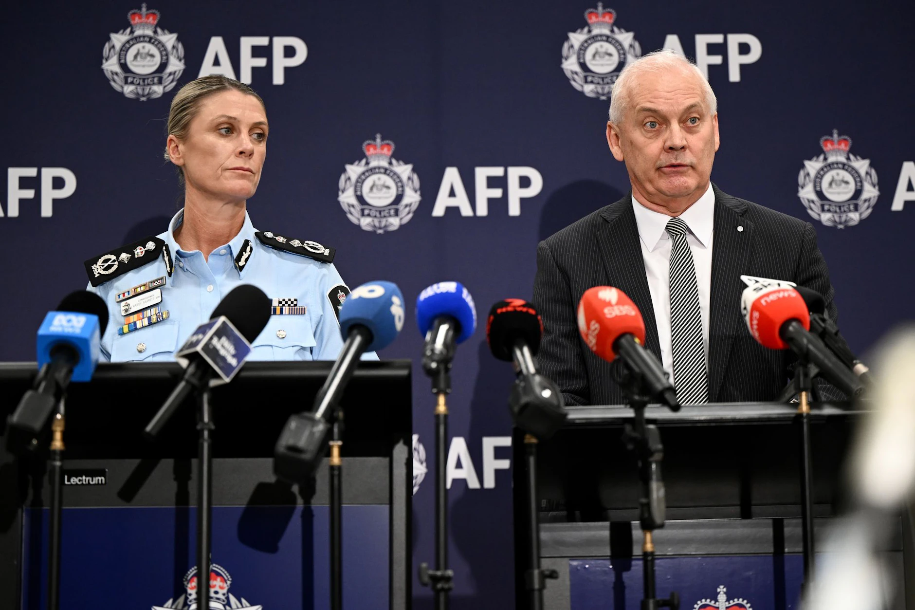 Krissy Barrett, Kommissarin der australischen Bundespolizei (AFP) (l), und Ross Barnett, Leiter der OSI-Ermittlungen
