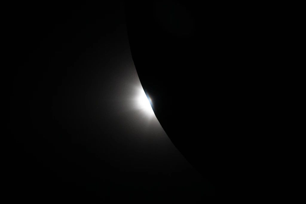 Die Sonne scheint hinter dem Mond hervor.