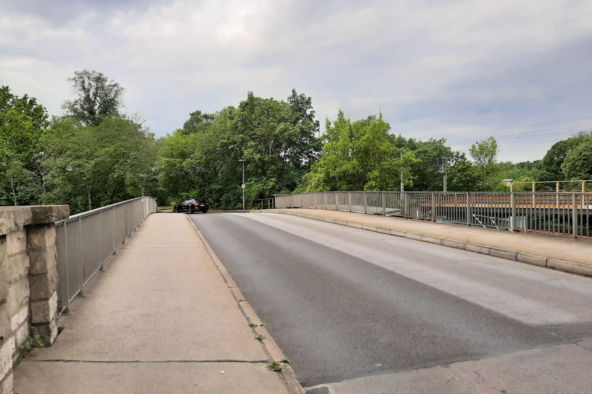 Über die Köpenicker-Allee-Brücke führt die Rudolf-Rühl-Allee. Die Brücke trägt den alten Namen, weil die Straße hier früher Köpenicker Allee hieß.