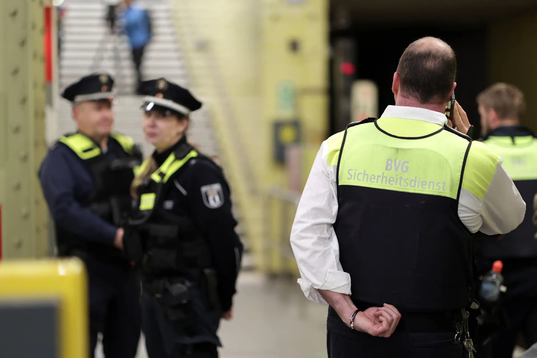In Berlin werden täglich etliche Schwarzfahrer erwischt. Wer die Strafe nicht zahlen kann, landet schlimmstenfalls im Gefängnis. Sollte man die Regeln hier lockern?