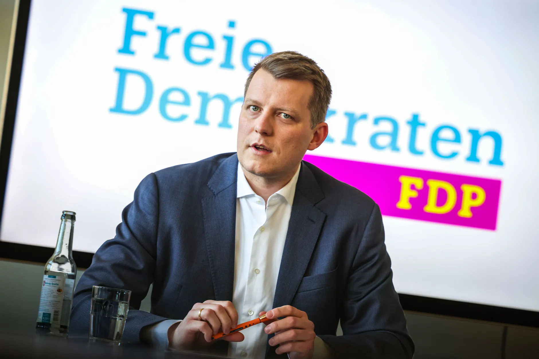 Henning Höne, FDP-Landesvorsitzender von Nordrhein-Westfalen, hält an seiner Kandidatur fest.