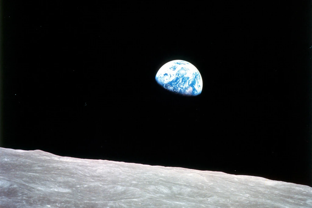 Zum Vergleich: Dieses Bild zeigt den Erdaufgang über dem Mond, aufgenommen am Heiligabend, dem 24. Dezember 1968, von Apollo 8, der ersten bemannten Mission zum Mond, als das Raumschiff in den Mondorbit eintrat.
