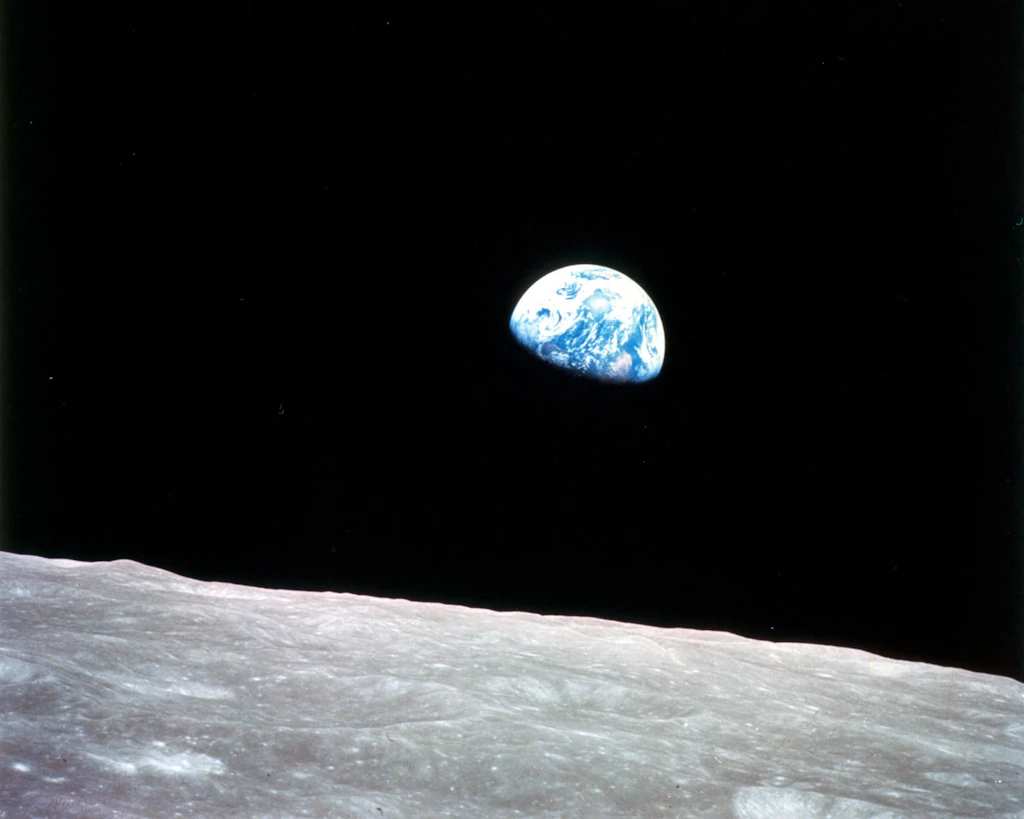 Die neue romantische Grenze: Warum der Mond die letzte Projektionsfläche des Westens ist