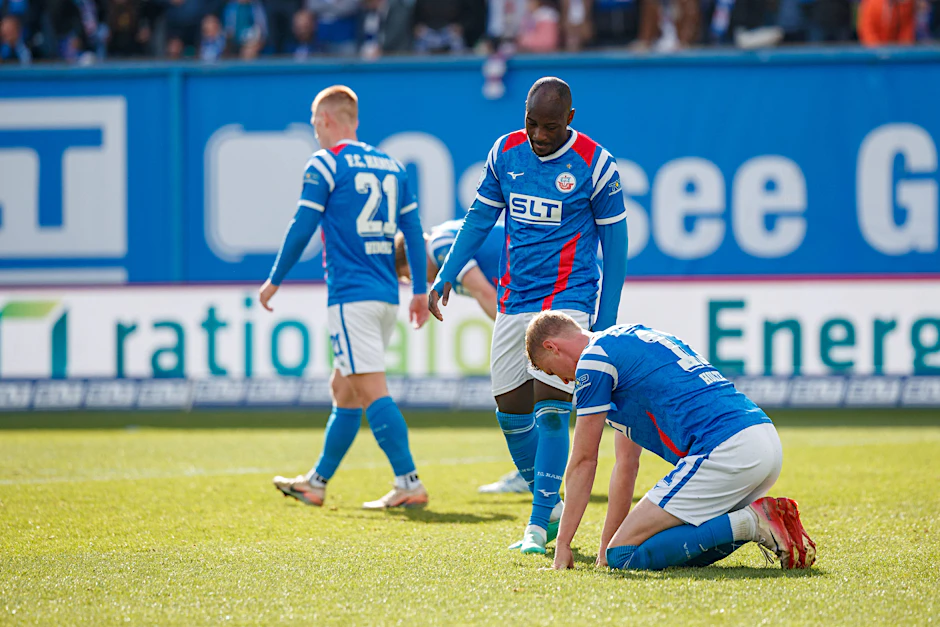 Nach der Niederlage gegen Viktoria Köln müssen Emil Frost Holten und Christian Kinsombi (v.r.) mit Hansa Rostock am Mittwoch beim SC Verl eine Reaktion zeigen.